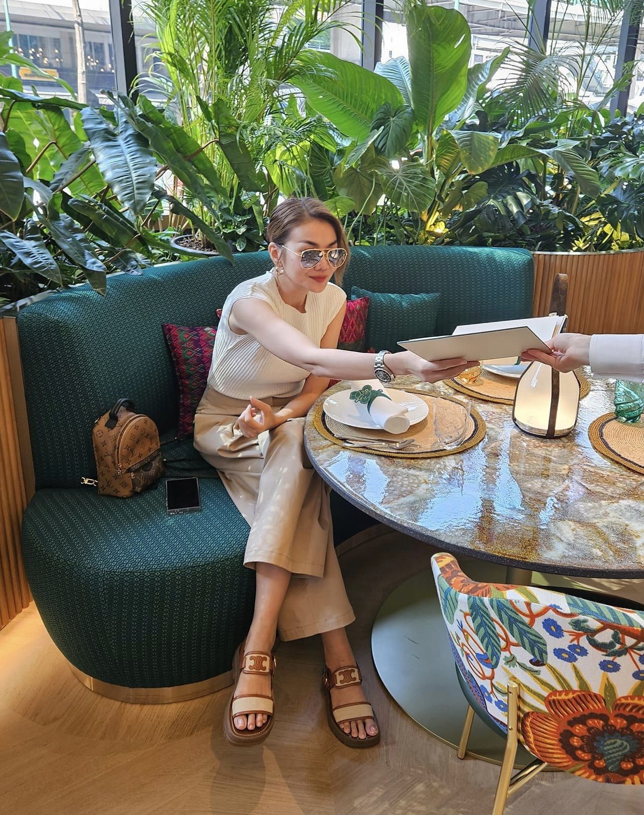 Thời trang của Phạm Thanh Hằng ngày càng trẻ trung sau khi lấy chồng, quý cô 40+ học theo là chuẩn-8