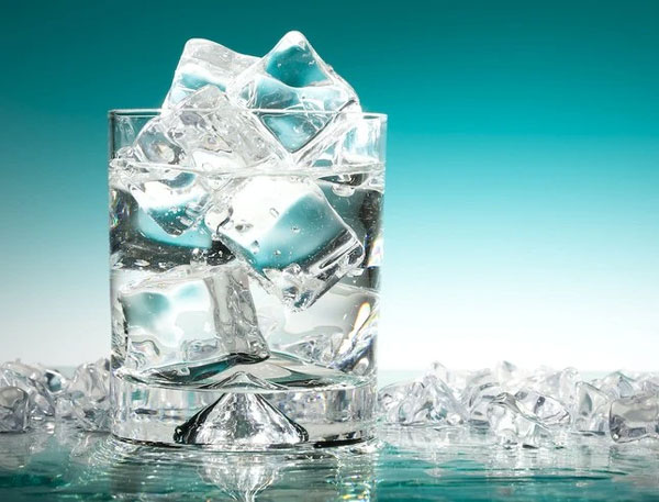 Uống nước đá giải nhiệt mùa nóng coi chừng rước đủ bệnh vào thân-1