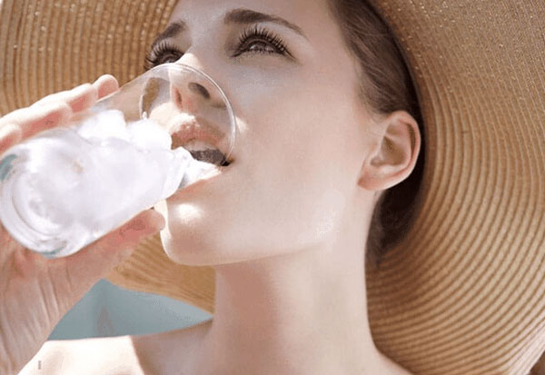Uống nước đá giải nhiệt mùa nóng coi chừng rước đủ bệnh vào thân-2