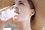 Ba thói quen uống nước gây hại cho cơ thể vào ngày nắng nóng-2