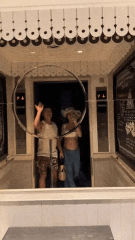 Quang Hải khoe clip bụng bầu của Chu Thanh Huyền, cùng vợ khiêu vũ trong khung cảnh lãng mạn-3