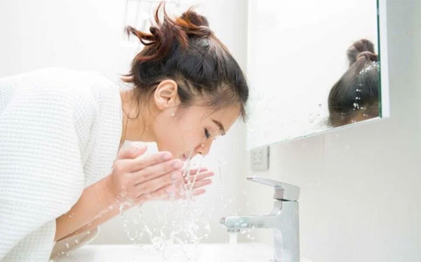 Trước khi thoa kem chống nắng cần làm gì?-1