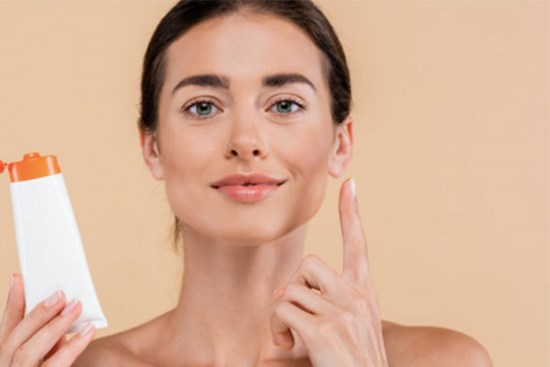 Trước khi thoa kem chống nắng cần làm gì?