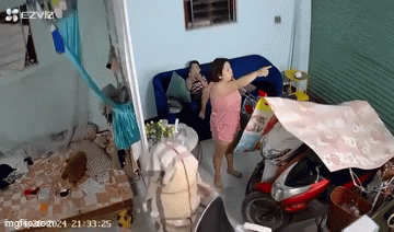 Sập trần nhà trọ ở Hà Đông, bà mẹ kể lại phút kinh hoàng: 21 giây gồng mình che cho con-1