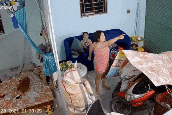Sập trần nhà trọ ở Hà Đông, bà mẹ kể lại phút kinh hoàng: 21 giây gồng mình che cho con