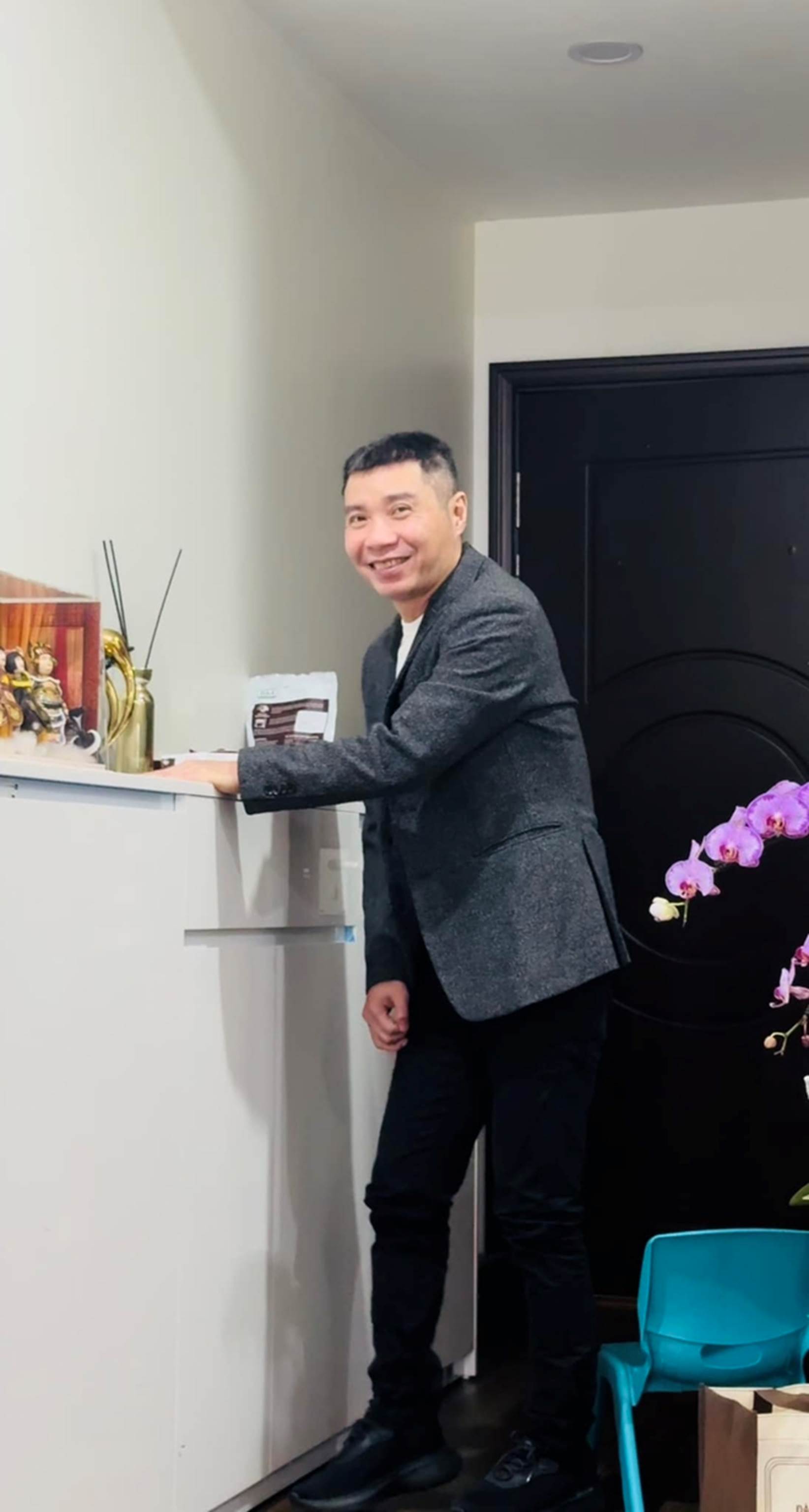 Nam NSND lấy vợ được 6 tháng bị đột quỵ: Vượt mặc cảm sống vui vẻ, được vợ kém 15 tuổi chiều chuộng-4