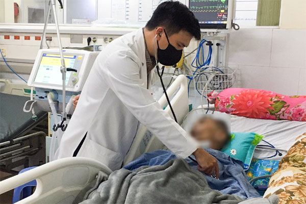 Người phụ nữ bị đục thủy tinh thể, tăng nhãn áp vì dùng sai cách thuốc nhỏ mắt-2