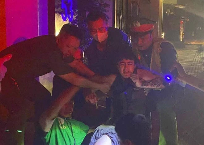 Giải cứu cô gái người Anh rơi xuống hố thi công cáp ngầm ở Hà Nội-1