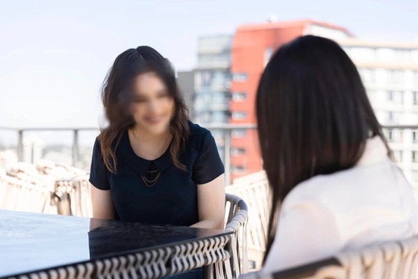 Đi họp lớp mặc váy mẹ chồng mua cho, tới nơi bạn bè ai cũng kinh ngạc khiến tôi xấu hổ muốn độn thổ-1