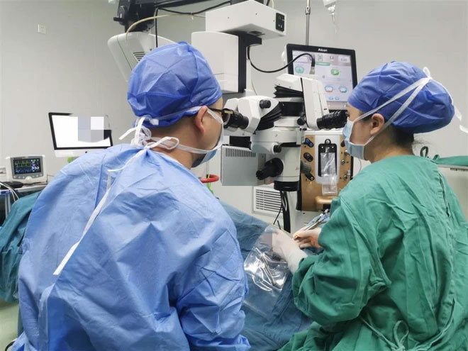 Người phụ nữ bị đục thủy tinh thể, tăng nhãn áp vì dùng sai cách thuốc nhỏ mắt-1