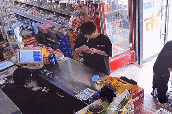 Clip: Châm lửa hút thuốc, nam thanh niên bị cháy sém tóc
