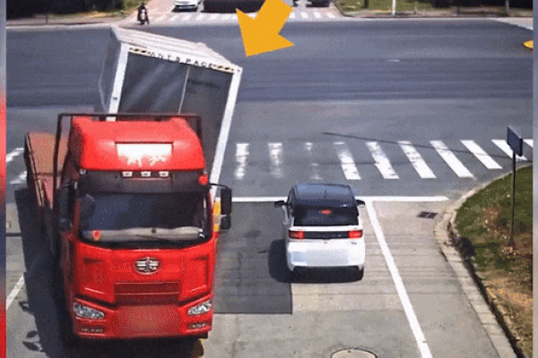 Clip: Rơi khỏi xe tải, thùng container đè trúng ô tô con dừng đèn đỏ