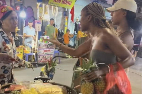 Vụ khách ngoại mua 3 quả dứa giá 500.000 đồng ở Hà Nội là sai sự thật-2