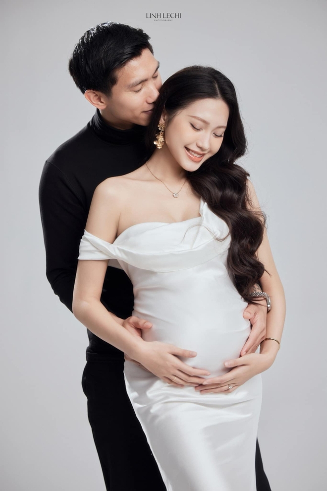 2 bộ ảnh bầu hot nhất làng bóng đá: Văn Hậu - Hải My chụp 4 concept, Quang Hải - Chu Thanh Huyền tự nhiên nhưng có gì sai sai-1