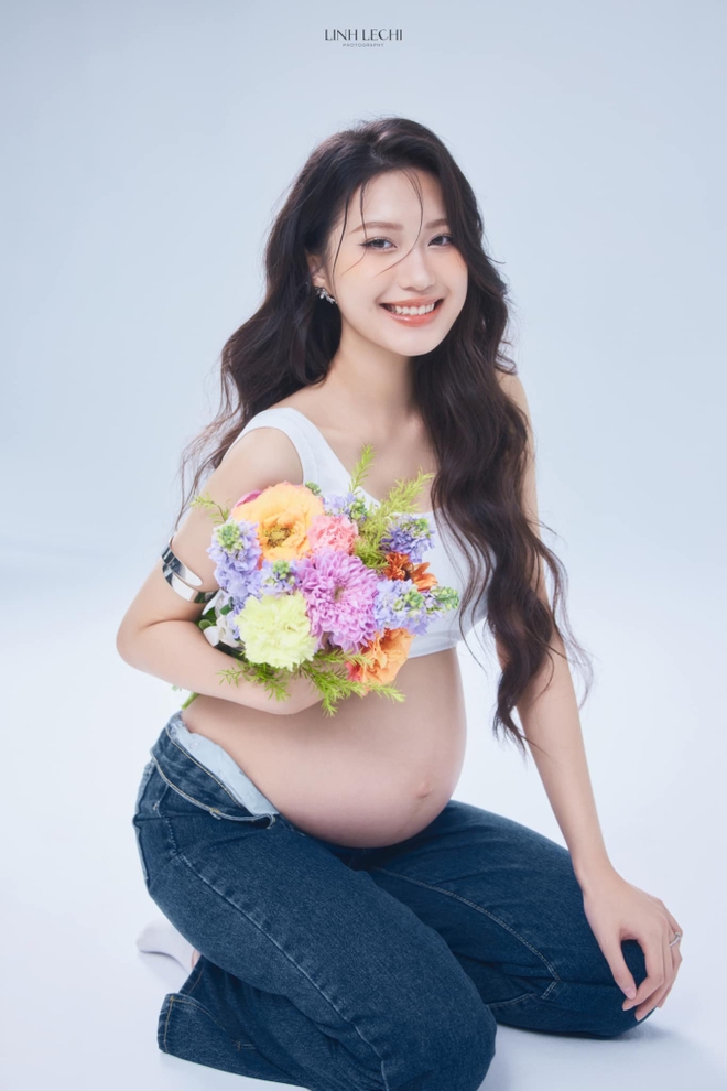 2 bộ ảnh bầu hot nhất làng bóng đá: Văn Hậu - Hải My chụp 4 concept, Quang Hải - Chu Thanh Huyền tự nhiên nhưng có gì sai sai-3