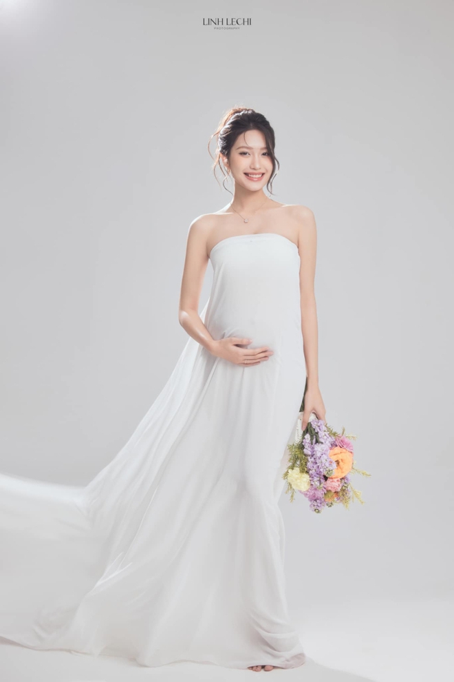 2 bộ ảnh bầu hot nhất làng bóng đá: Văn Hậu - Hải My chụp 4 concept, Quang Hải - Chu Thanh Huyền tự nhiên nhưng có gì sai sai-4