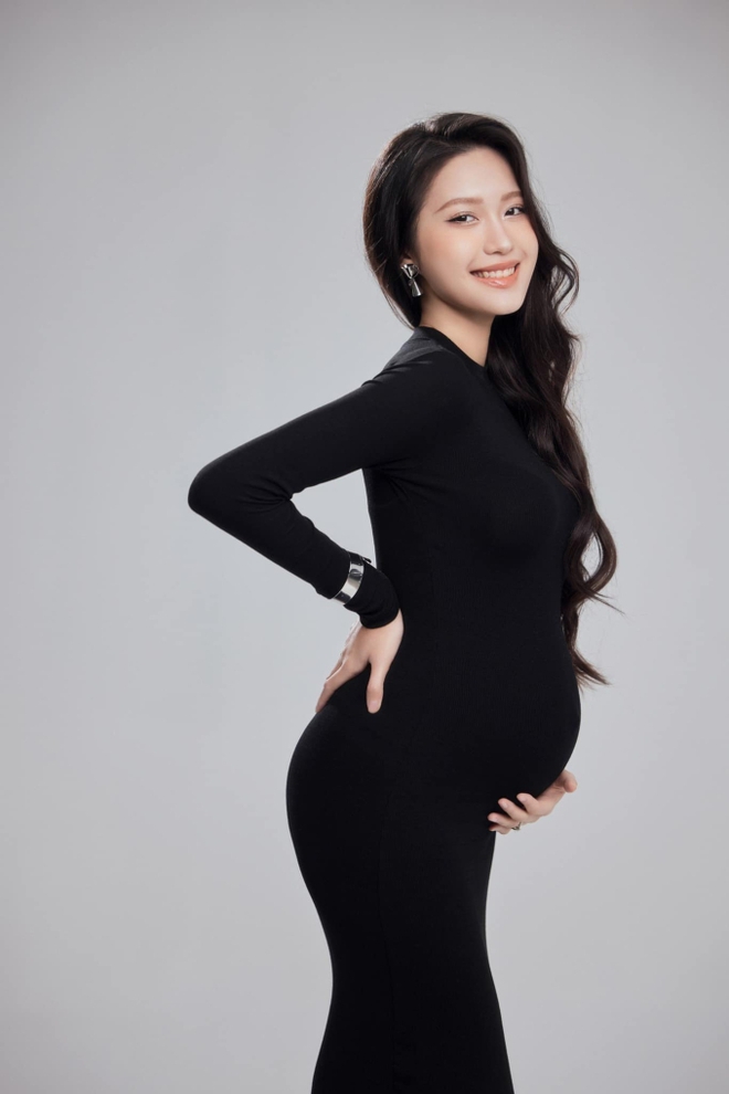 2 bộ ảnh bầu hot nhất làng bóng đá: Văn Hậu - Hải My chụp 4 concept, Quang Hải - Chu Thanh Huyền tự nhiên nhưng có gì sai sai-5