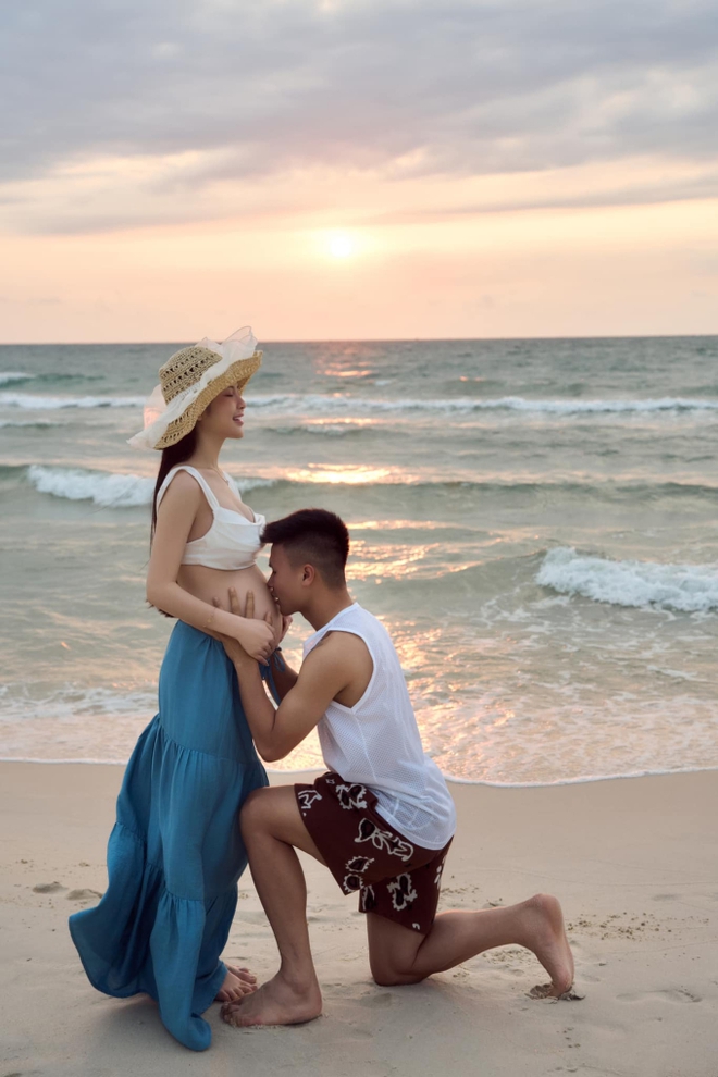 2 bộ ảnh bầu hot nhất làng bóng đá: Văn Hậu - Hải My chụp 4 concept, Quang Hải - Chu Thanh Huyền tự nhiên nhưng có gì sai sai-8