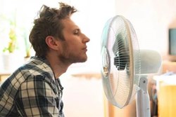 Tối đi ngủ đừng chĩa quạt vào người, đây mới là mẹo dùng quạt chuẩn chuyên gia, chống nóng 'siêu đỉnh'