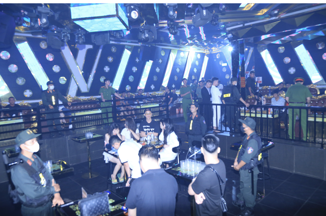 NÓNG: Công an Đồng Nai ập vào kiểm tra hàng loạt quán bar, vũ trường, beer club trá hình”-1