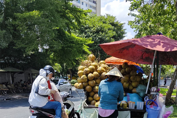 Từ sinh viên đến dân văn phòng đổ xô bán nước giải khát tối 30/4, lời một gấp đôi, kiếm tiền triệu mỗi tối-4