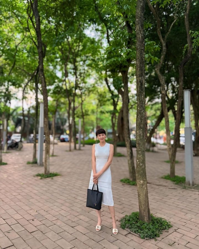 Mẹ vợ trẻ đẹp nhất làng bóng đá Việt tung ảnh nghỉ lễ: Nhan sắc, vóc dáng còn cuốn hút hơn con gái Top 10 Hoa hậu Việt Nam-3
