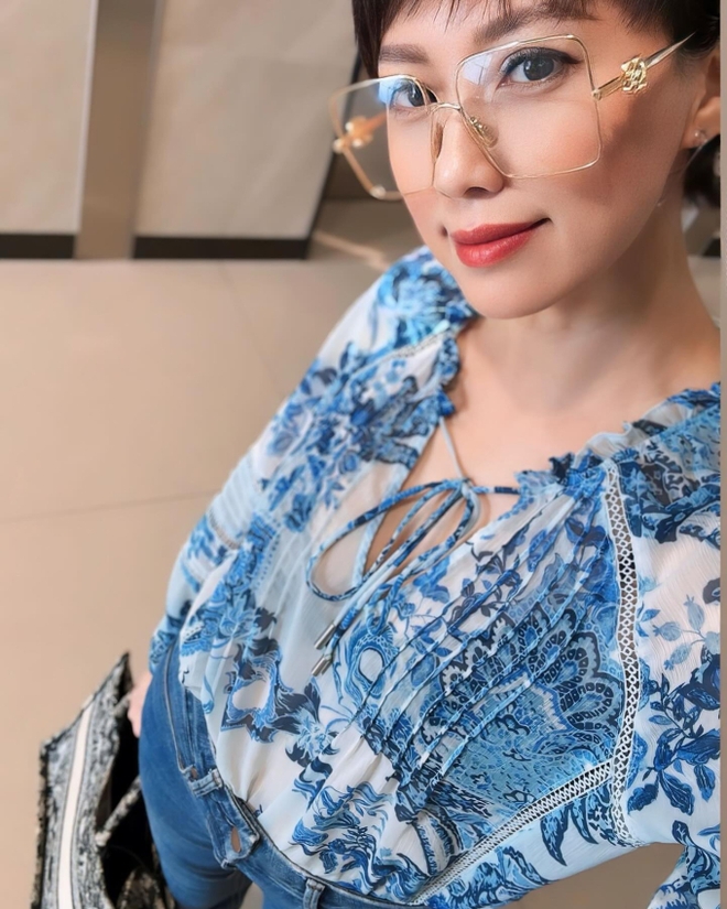 Mẹ vợ trẻ đẹp nhất làng bóng đá Việt tung ảnh nghỉ lễ: Nhan sắc, vóc dáng còn cuốn hút hơn con gái Top 10 Hoa hậu Việt Nam-5