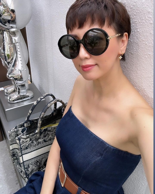 Mẹ vợ trẻ đẹp nhất làng bóng đá Việt tung ảnh nghỉ lễ: Nhan sắc, vóc dáng còn cuốn hút hơn con gái Top 10 Hoa hậu Việt Nam-7