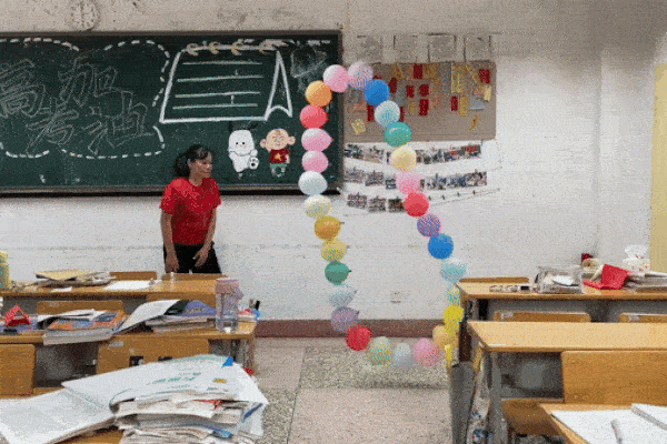 Giáo viên tạo ra 'vòng quay bóng bay' lơ lửng trong lớp học