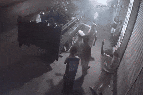 Vượt ẩu, người phụ nữ đi xe máy ngã nhào vào gầm ô tô tải-1