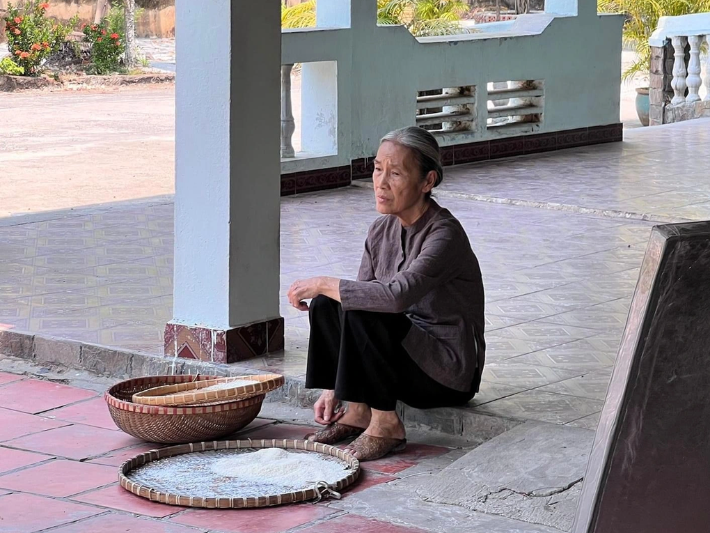 Nữ chính lớn tuổi nhất Lật mặt 7: Đóng gần 700 vai, từng bị quỵt cát-xê-9