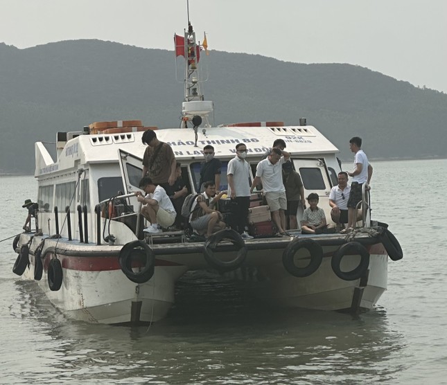 Gần 2.000 du khách đang mắc kẹt trên biển Vân Đồn - Quan Lạn-1