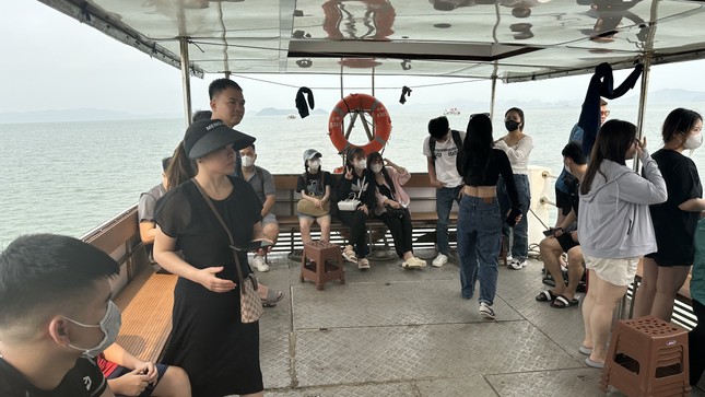 Gần 2.000 du khách đang mắc kẹt trên biển Vân Đồn - Quan Lạn-3