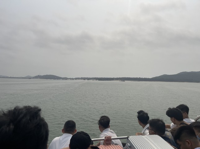 Gần 2.000 du khách đang mắc kẹt trên biển Vân Đồn - Quan Lạn-4