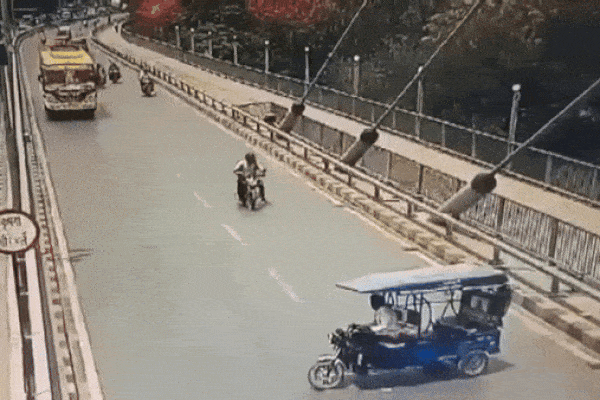 Clip: Tông trúng xe ba bánh quay đầu trên cầu, nam thanh niên tử vong