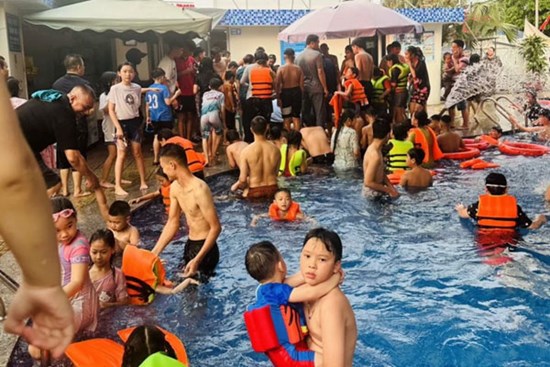 Nam sinh tử vong thương tâm trong bể bơi đông nghẹt người