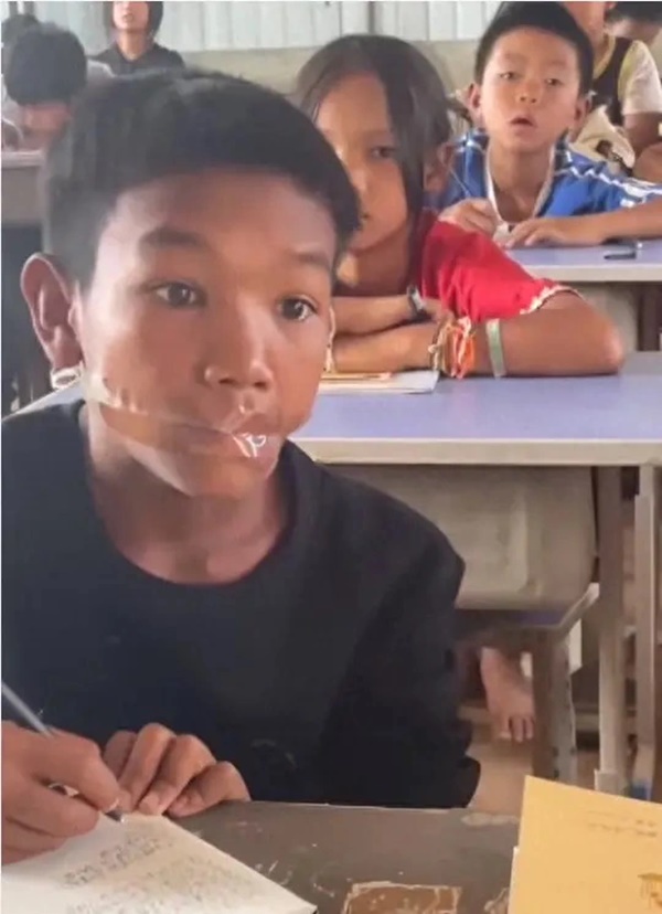 Bức ảnh đang khiến nhiều phụ huynh bất bình: Đây là kiểu giáo dục hết sức thô thiển!-1