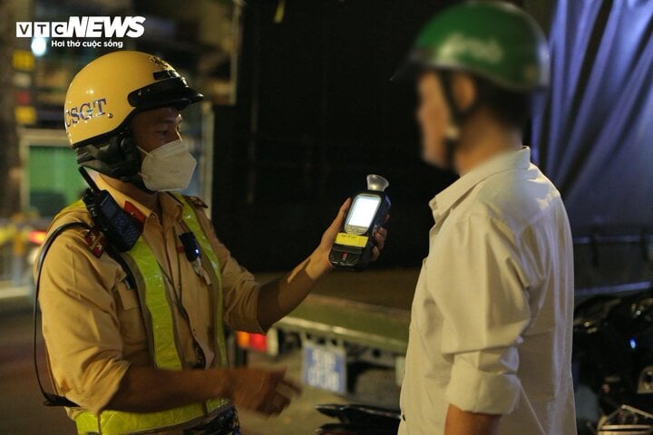 Đi đón khách sau khi uống bia cho mát, tài xế xe ôm bị phạt 7 triệu đồng-1