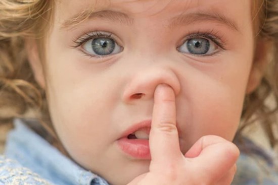 Cách giúp con bỏ thói quen... ngoáy mũi