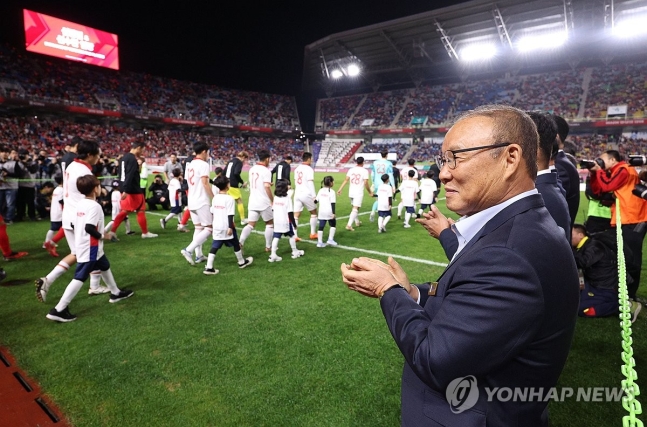 HLV Kim Sang-sik - người được kì vọng trở thành Park Hang-seo thứ 2 vực dậy đội tuyển Việt Nam sau thời Troussier - là ai?-2