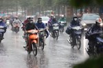 Trung tâm TP.HCM đón cơn mưa xối xả, người dân không kịp trở tay nhưng vẫn vui sướng sau bao ngày nắng nóng-5