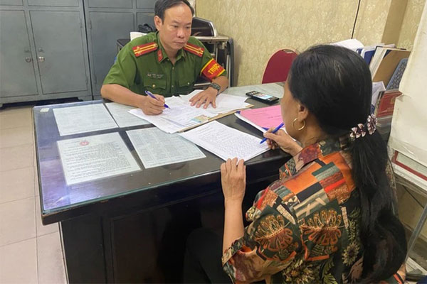 Người phụ nữ bán 3 quả dứa giá 500.000 đồng đã trình diện Công an-1