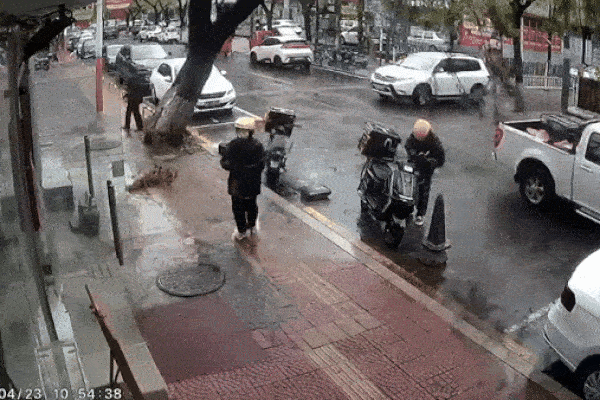 Clip: Ngã xuống đường, người phụ nữ suýt bị xe tải cán trúng-1