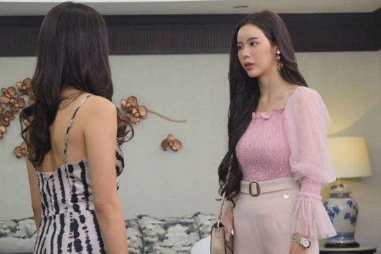 Giận chị dâu giàu mà toàn cho đồ cũ nhưng nhìn thứ chị để bên trong túi đồ, tôi hổ thẹn