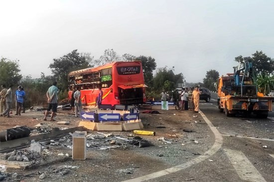 Hai xe giường nằm tông nhau, 1 người chết, nhiều người bị thương