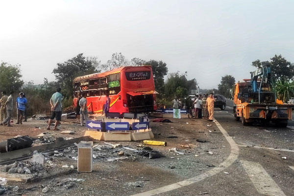 Hai xe giường nằm tông nhau, 1 người chết, nhiều người bị thương-1