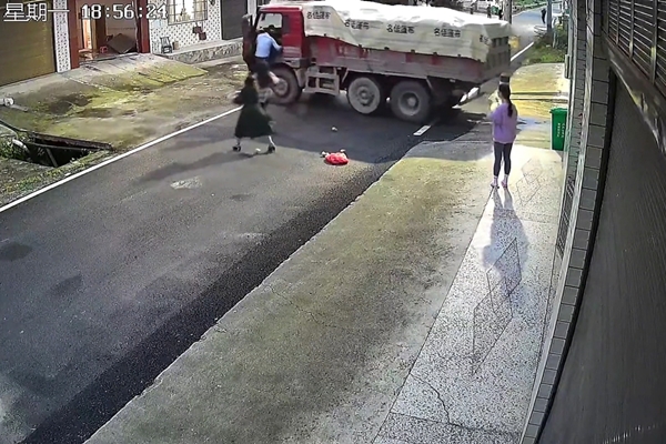 Nhầm đoạn đường ngập nước, tài xế lao xe thẳng xuống ao-1