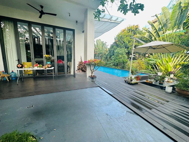 Đại gia U60 đưa mỹ nhân kém 17 tuổi về biệt thự ngoại ô trị giá hàng triệu đô để học trồng rau, làm vườn-3