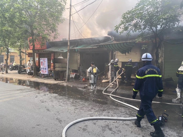 Hà Nội: Cháy kinh hoàng tại dãy ki ốt gần chợ Xuân Đỉnh-1