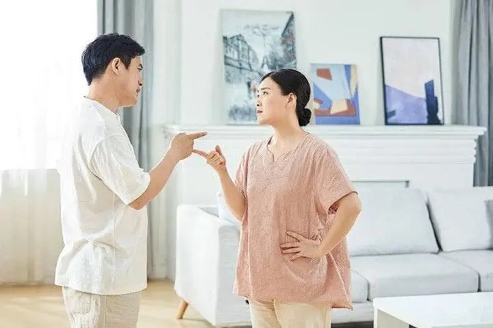 Không có tiền đưa con đi nghỉ lễ, tôi bị chồng đay nghiến là đàn bà vô dụng-1